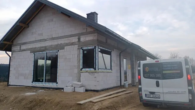 Dom z zamontowanymi oknami i pokryciem dachu — realizacja BUDOM