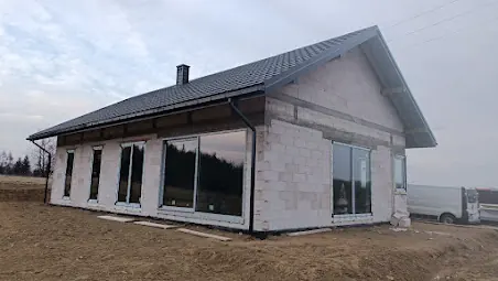 Dom parterowy — dach i duże przeszklenia — realizacja BUDOM