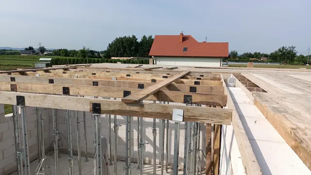 Deskowanie stropu — belki i podpory — realizacja BUDOM
