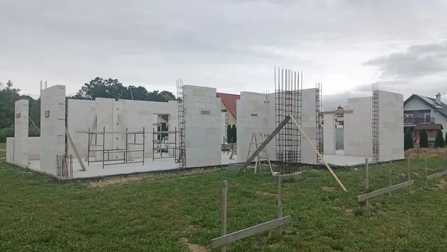 Murowanie ścian i zbrojenie słupów — realizacja BUDOM