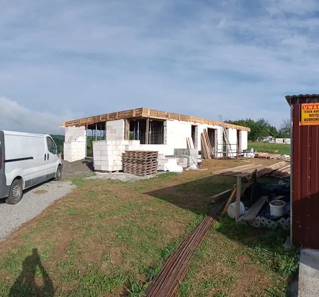 Budowa domu — ściany i deskowanie wieńca — realizacja BUDOM