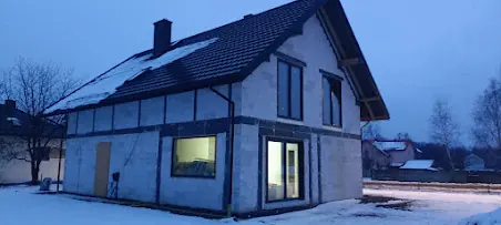 Dom z poddaszem — dach i stolarka okienna — realizacja BUDOM