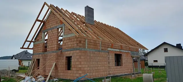Budowa domu jednorodzinnego od podstaw — ściany z ceramiki i więźba dachowa, Bóbrka