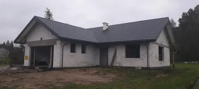 Dom jednorodzinny w stanie surowym otwartym z dachem z blachodachówki — Lalin