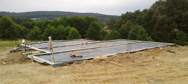 Fundamenty domu z izolacją przeciwwilgociową i wyprowadzoną kanalizacją — Zmiennica