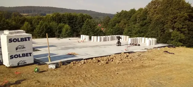 Płyta fundamentowa pod dom jednorodzinny z bloczkami na palecie — Zmiennica