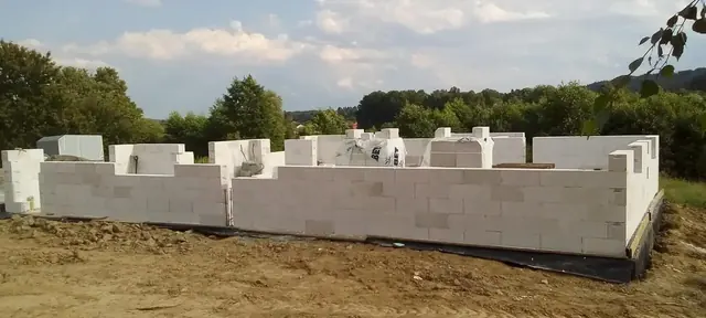 Pierwsze warstwy ścian nośnych domu z betonu komórkowego — Zmiennica