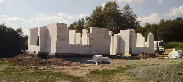 Wymurowane ściany parteru domu z betonu komórkowego przed wieńcem — Zmiennica
