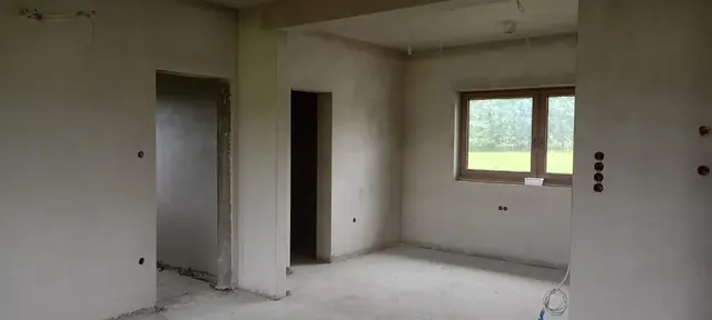 Realizacja tynków ścian i sufitu we wnętrzu domu — Jasienica Rosielna