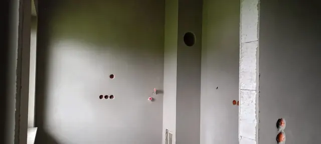 Realizacja tynków w pomieszczeniu z bruzdami instalacyjnymi — Jasienica Rosielna