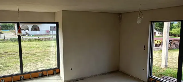 Tynki maszynowe w salonie domu — gładkie ściany i sufit, Korczyna i okolice