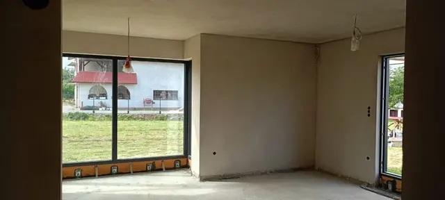 Tynki maszynowe w pomieszczeniu z oknem narożnym — Korczyna i okolice
