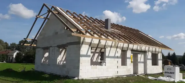 Budowa domu jednorodzinnego z pustaków — montaż więźby dachowej, Iskrzynia