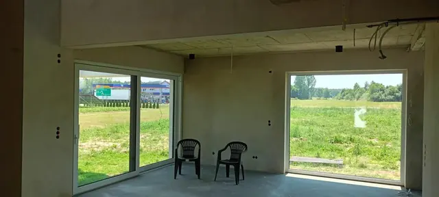 Tynki w salonie domu z dużymi przeszkleniami i wylewką betonową — Krościenko Wyżne