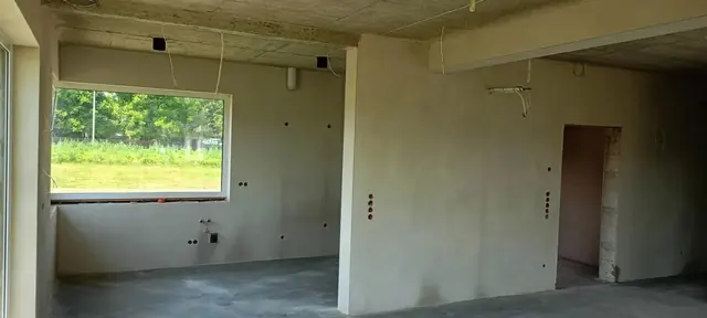 Tynki w strefie dziennej domu z oknem i wypustami instalacyjnymi — Krościenko Wyżne