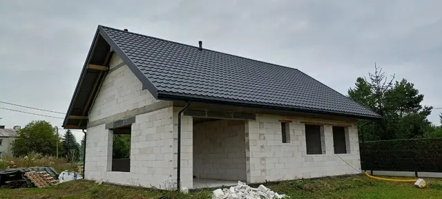 Dom jednorodzinny z pustaków z zakończoną więźbą dachową — Korczyna