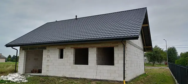 Budowa domu jednorodzinnego z pustaków z pokryciem dachowym — Korczyna