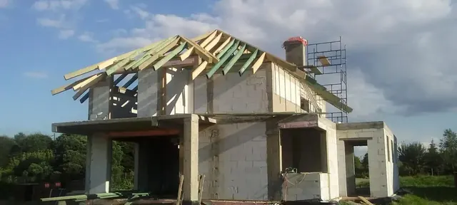 Budowa domu jednorodzinnego z poddaszem — drewniana więźba dachowa, Krosno